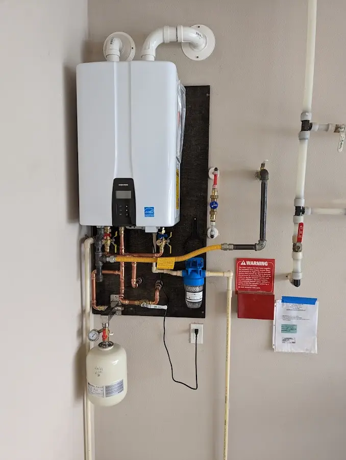 Professional plumber installing copper piping in a Mila Doce home